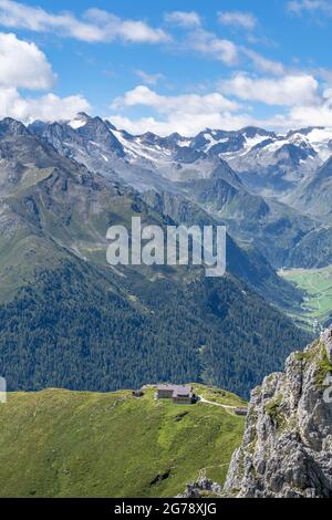 Europa, Österreich, Tirol, Stubaier Alpen, Blick über die Starkenburger Hütte und die Brennerspitze im Oberbergtal Stockfoto