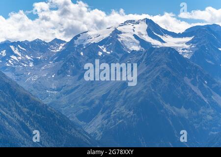 Europa, Österreich, Tirol, Stubaier Alpen, Blick von der Starkenburger Hütte auf die imposante Bergwelt mit Wilder Freiger Stockfoto