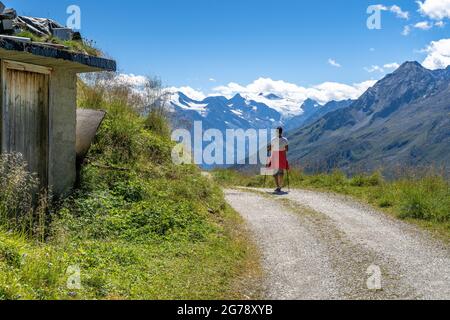 Europa, Österreich, Tirol, Stubaier Alpen, Wanderweibchen beim Abstieg von der Starkenburger Hütte mit Blick auf das Stubaital Stockfoto