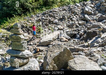 Europa, Österreich, Tirol, Stubaier Alpen, Wanderweibchen im Geröllfeld beim Aufstieg zur Mischbachalm im Stubai Stockfoto