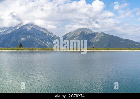 Europa, Österreich, Tirol, Stubaier Alpen, Blick über einen Stausee in der Serles Wasserwelt auf die Berge der Stubaier Alpen Stockfoto