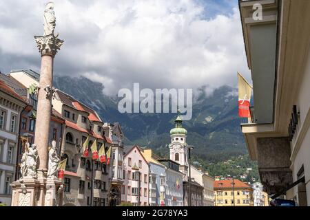 Europa, Österreich, Tirol, Innsbruck, Maria-Theresien-Straße, Blick auf die Anna-Säule und die Krankenhauskirche des Heiligen Geistes Stockfoto