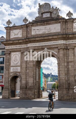 Europa, Österreich, Tirol, Innsbruck, Maria-Theresien-Straße, Triumphpforte, Radfahrer vor der Triumphpforte Stockfoto