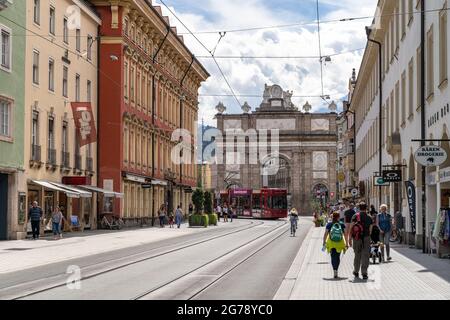 Europa, Österreich, Tirol, Innsbruck, Maria-Theresien-Straße, Triumphpforte, Fußgänger in der Maria-Theresien-Straße mit Blick auf die Triumphpforte Stockfoto