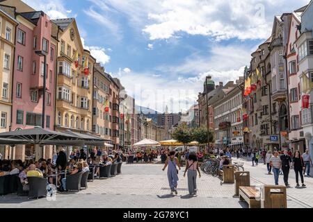 Europa, Österreich, Tirol, Innsbruck, Maria-Theresien-Straße, Sommerliche Straßenszene in der Innsbrucker Innenstadt Stockfoto