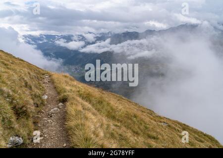 Europa, Österreich, Tirol, Ötztal Alpen, Ötztal, Obergurgl, enger Bergweg im Abstieg vom Ramolhaus nach Obergurgl Stockfoto