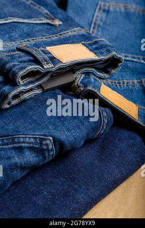 Stapel von Vielfalt blaue Jeans, Jeans jean Textilien als Hintergrund. Verschiedene blaue Jeans Hose Stapel textile Textur Stoff Hintergrund Stockfoto