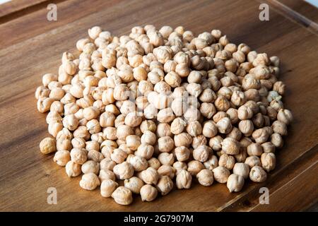 Bio-Kichererbsen auf Schneidebrett Stockfoto