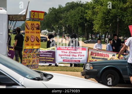 Ultraorthodoxe Juden protestieren gegen die Kundgebung gegen den Antisemitismus in Amerika Stockfoto