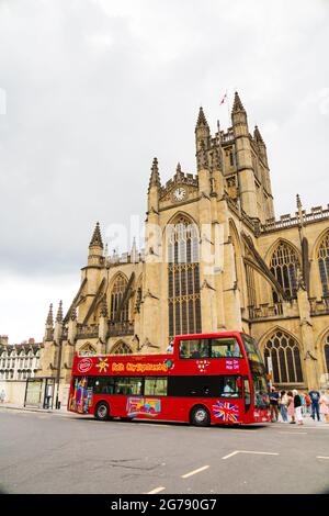 Bath City Sight Seeing Open Top Tour Bus holt Passagiere vor der Abtei ab. Die römische Stadt Bath, Somerset, England Stockfoto