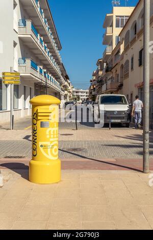 Colonia de Sant Jordi, Spanien; juli 02 2021: Gelbe Briefkasten des spanischen Post- und Telegrafenunternehmens Correos, zunehmend in Vergeuden, auf der Straße Stockfoto