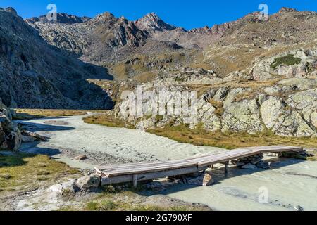 Europa, Österreich, Tirol, Ötztal Alpen, Ötztal, Holzbrücke über den Gletscherabfluss des ausgetrockneten Petzner Sees Stockfoto