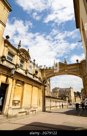 Dekorativer Bogen über der York Street, angrenzend an die Bäder. Die römische Stadt Bath, Somerset, England Stockfoto