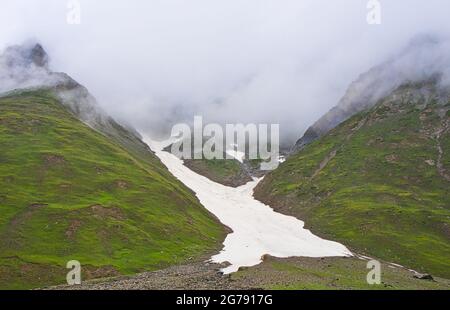 Wunderschöne Berglandschaft. Sehen Sie Gletscher und Felsen auf dem Weg zum Dorf Kargil. Ausführliche Reise auf dem Sonamarg Hill Trek in Jammu und Kashmir, Indi Stockfoto