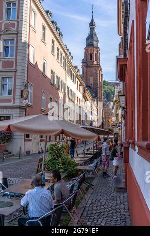 Europa, Deutschland, Baden-Württemberg, Heidelberg, Straßenszene in der Altstadt von Heidelberg mit Blick auf die Heiliggeistkirche Stockfoto