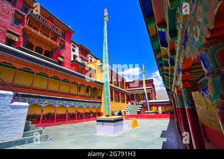 Tikse (Tiksey) Gompa oder Thiksay (Thiksey) Kloster, bunte Wände und Häuser. Landschaft 15. Jahrhundert in Ladakh, Jammu und Kaschmir, Indien, Juni 2018. Stockfoto