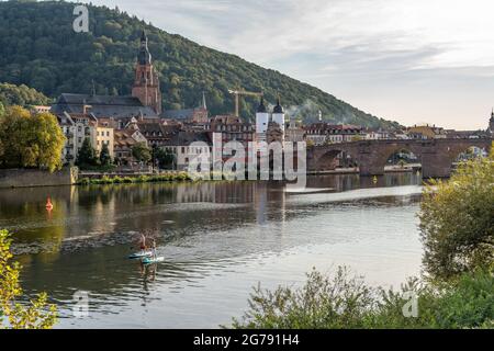 Europa, Deutschland, Baden-Württemberg, Heidelberg, Stand-up-Paddler am Neckar vor der Kulisse der Heidelberger Altstadt Stockfoto