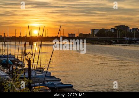 Europa, Deutschland, Baden-Württemberg, Heidelberg, Sonnenuntergang über der Ernst-Walz-Brücke am Neckar Stockfoto