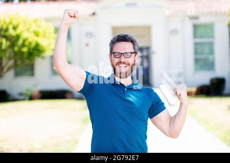 Glücklicher Mann in Nerd-Brille feiert Erfolg, Glück Stockfoto