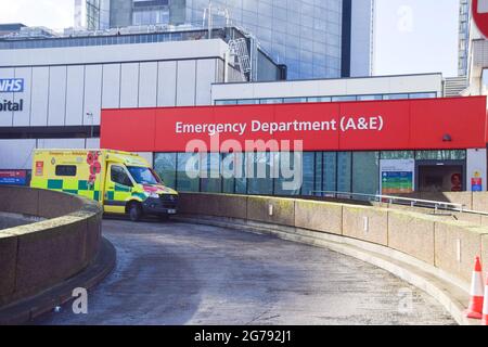 Ein Krankenwagen vor dem St. Thomas' Hospital während der Coronavirus-Pandemie. London, Großbritannien, Februar 2021. Stockfoto