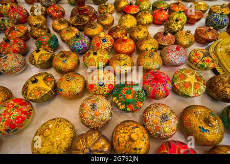 Traditionelle Kaschmir-Schmuckkisten mit Holzdekorationen. Die Formen, Farben und Muster sind sehr vielfältig. Blick auf den Dal Lake in Srinagar, Kashmir Stat Stockfoto