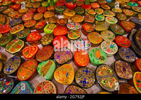 Traditionelle Kaschmir-Schmuckkisten mit Holzdekorationen. Die Formen, Farben und Muster sind sehr vielfältig. Blick auf den Dal Lake in Srinagar, Kashmir Stat Stockfoto