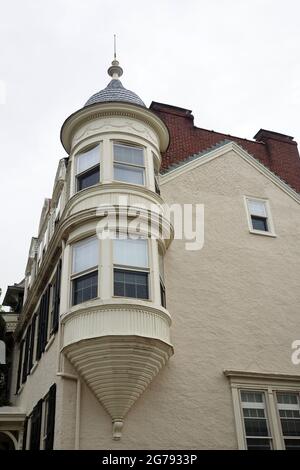 Die Seitenansicht des historischen Gebäudes mit einem interessanten Design. Stockfoto