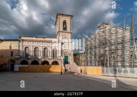 Die Fassade des Palazzo comunale in Norcia, Perugia, Italien, neben der Basilika San Benedetto, die durch das Erdbeben zerstört wurde, unter einem dramatischen Himmel Stockfoto