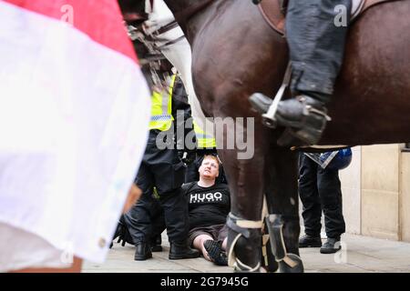 London, Großbritannien. 11. Juli 2021. 2020 Euro. Die Polizei verhaftete Englands Fußballfan während der Unruhen auf dem Trafalgar Square. Italien vs. England. Quelle: Waldemar Sikora Stockfoto