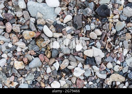 Draufsicht auf Kieselsteine oder Steine am Strand, Vollformat-Naturhintergrund Stockfoto