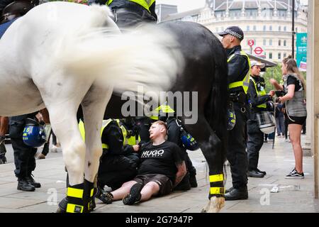 London, Großbritannien. 11. Juli 2021. 2020 Euro. Die Polizei verhaftete Englands Fußballfan während der Unruhen auf dem Trafalgar Square. Italien vs. England. Quelle: Waldemar Sikora Stockfoto