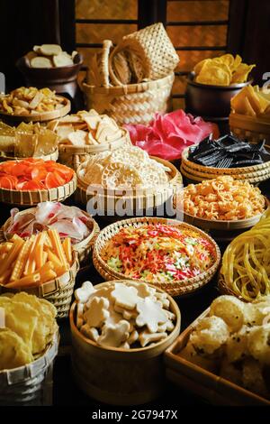 Aneka Kerupuk Nusantara. Verschiedene indonesische rohe Cracker beliebt auf dem Markt. Stockfoto