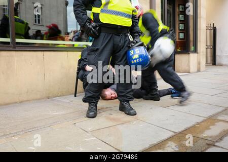 London, Großbritannien. 11. Juli 2021. 2020 Euro. Die Polizei verhaftete Englands Fußballfan während der Unruhen auf dem Trafalgar Square. Italien vs. England. Quelle: Waldemar Sikora Stockfoto