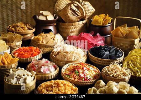 Aneka Kerupuk Nusantara. Verschiedene indonesische rohe Cracker beliebt auf dem Markt. Stockfoto