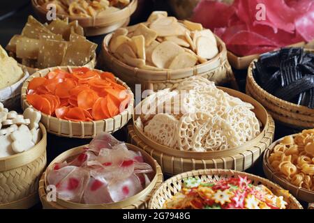 Verschiedene Cracker häufig auf dem indonesischen Markt verkauft Stockfoto