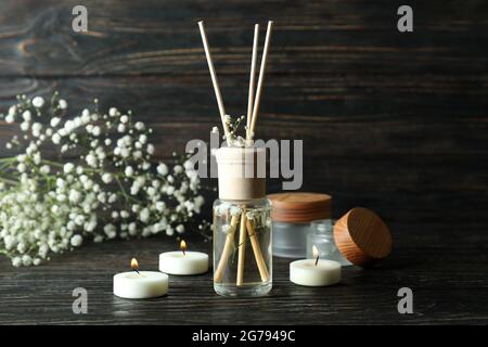 Aromatisches Konzept mit Diffusor auf Holztisch Stockfoto
