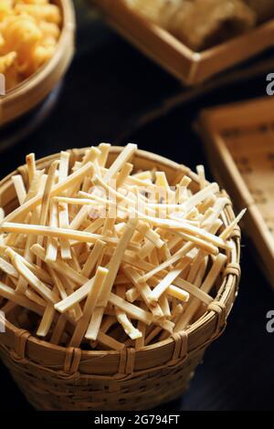 Kerupuk Udang Stik. Garnelencracker wurden in einem Marktstand verkauft. Stockfoto