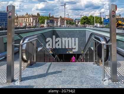 U Museumsinsel, unter den Linden, Mitte, Berlin. Am 9. Juli 2021 wurde der neue U-Bahnhof eröffnet, der vom Architekten Max Dudler entworfen wurde. Dudier wurde von Friedrich Schinkel inspiriert, der May von den historischen Gebäuden in der Umgebung entwarf. Die Stationsdecke, ein sternenbefleckter Himmel, bezieht sich auf eine Verzierung, die Schinkel 1816 für eine Aufführung von Mozarts ‘Zauberflöte’ entwarf. Der Himmel in tiefblauem Blau und 6662 Lichter erzeugen die Sterne. Stockfoto