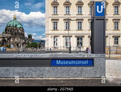 U Museuminsel, unter den Linden, Mitte, Berlin. Am 9. Juli 2021 wurde der neue U-Bahnhof eröffnet, der vom Architekten Max Dudler entworfen wurde. Dudier wurde von Friedrich Schinkel inspiriert, der May von den historischen Gebäuden in der Umgebung entwarf. Die Stationsdecke, ein sternenbefleckter Himmel, bezieht sich auf eine Verzierung, die Schinkel 1816 für eine Aufführung von Mozarts ‘Zauberflöte’ entwarf. Der Himmel in tiefblauem Blau und 6662 Lichter erzeugen die Sterne. Stockfoto