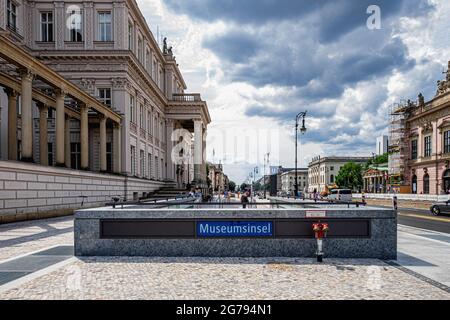 U Museumsinsel,unter den Linden, Mitte,Berlin.Entrnce neben dem Kronprinsenpalais. Der neue U-Bahnhof, der vom Architekten Max Dudler entworfen wurde, wurde am 9. Juli 2021 eröffnet.Dudier wurde von Friedrich Schinkel inspiriert, der May von den historischen Gebäuden in der Umgebung entwarf. Die Stationsdecke, ein sternenbefleckter Himmel, bezieht sich auf eine Verzierung, die Schinkel 1816 für eine Aufführung von Mozarts ‘Zauberflöte’ entwarf. Der Himmel in tiefblauem Blau und 6662 Lichter erzeugen die Sterne. Stockfoto