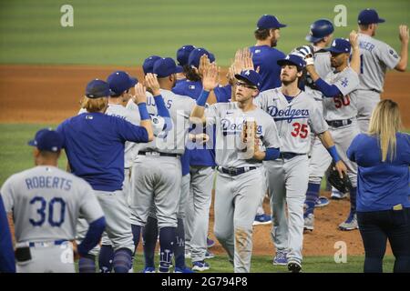 Surfside, USA. Juli 2021. Die Los Angeles Dodgers feiern auf dem Spielfeld, nachdem sie am Donnerstag, den 8. Juli 2021, den Miami Marlins, 6:1, im loanDepot Park in Miami besiegt haben. (Foto von Al Diaz/Miami Herald/TNS/Sipa USA) Quelle: SIPA USA/Alamy Live News Stockfoto