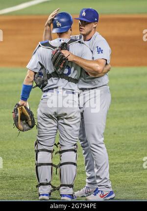 Surfside, USA. Juli 2021. Los Angeles Dodgers Catcher will Smith (16) und Los Angeles Dodgers Relief Pitcher Garrett Cleavinger (61) feiern auf dem Spielfeld, nachdem sie am Donnerstag, den 8. Juli 2021, den Miami Marlins, 6:1, im LoanDepot Park in Miami besiegt haben. (Foto von Al Diaz/Miami Herald/TNS/Sipa USA) Quelle: SIPA USA/Alamy Live News Stockfoto