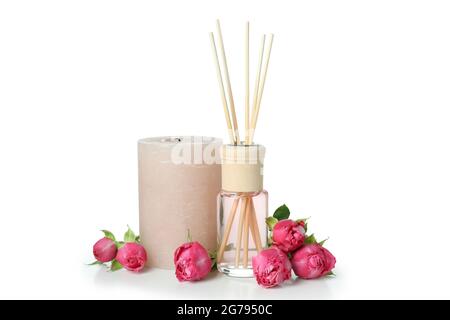 Diffusorflasche, Rosen und Kerze isoliert auf weißem Hintergrund Stockfoto
