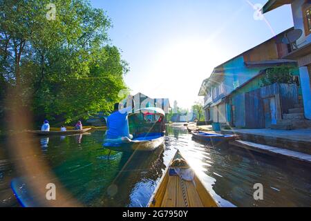 Srinagar, Indien 07 - Juli, 2018 : Lebensstil in Dal See, lokale Mann verwenden Shikara Boot, sie tragen Touristen um den Fluss, Jammu und Kaschmir Staat, in Stockfoto