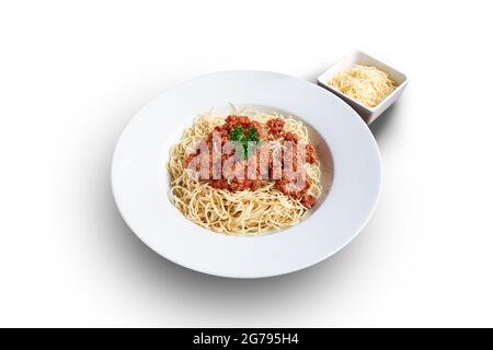 Weißer Teller mit Spaghetti Bolognaise und Käse isoliert auf weiß mit Schneideweg Stockfoto