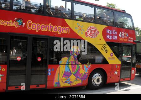 Kopenhagen, Dänemark. 12.Juli 2021, Tourista RE bck in Kopenhagen bereit für Bootskanal Curising Youris mit dem Bus in der dänischen Hauptstadt zu sehen. (Phot Stockfoto