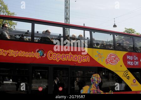 Kopenhagen, Dänemark. 12.Juli 2021, Tourista RE bck in Kopenhagen bereit für Bootskanal Curising Youris mit dem Bus in der dänischen Hauptstadt zu sehen. (Phot Stockfoto