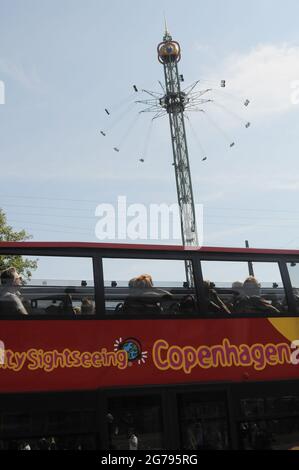 Kopenhagen, Dänemark. 12.Juli 2021, Tourista RE bck in Kopenhagen bereit für Bootskanal Curising Youris mit dem Bus in der dänischen Hauptstadt zu sehen. (Phot Stockfoto