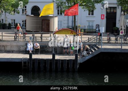 Kopenhagen, Dänemark. 12.Juli 2021, Tourista RE bck in Kopenhagen bereit für Bootskanal Curising Youris mit dem Bus in der dänischen Hauptstadt zu sehen. (Phot Stockfoto