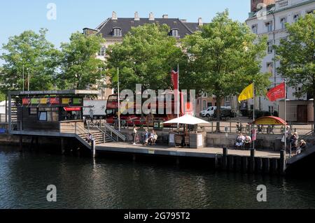 Kopenhagen, Dänemark. 12.Juli 2021, Tourista RE bck in Kopenhagen bereit für Bootskanal Curising Youris mit dem Bus in der dänischen Hauptstadt zu sehen. (Phot Stockfoto